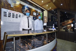 Quầy tiếp tân