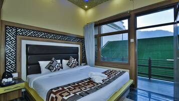 Deluxe Room | Egyptian cotton sheets, premium bedding, desk, laptop workspace