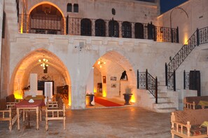 43-inch Smart TV with satellite channels - Hakim Bey Boutique Hotel (Sanliurfa)