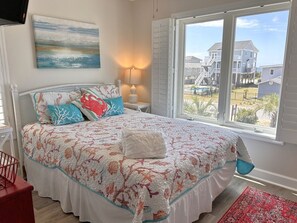 5 bedrooms, desk, free WiFi, bed sheets - 5BR/3BA - Beautiful, Ocean View Home-Close to the Beach, Sleeps 12 (Oak Island)
