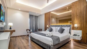 Een moderne hotelkamer met een groot bed, een bureau en een stoel.
