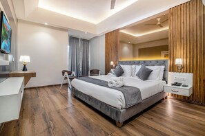 Deluxe Room | 1 bedroom, iron/ironing board, free WiFi