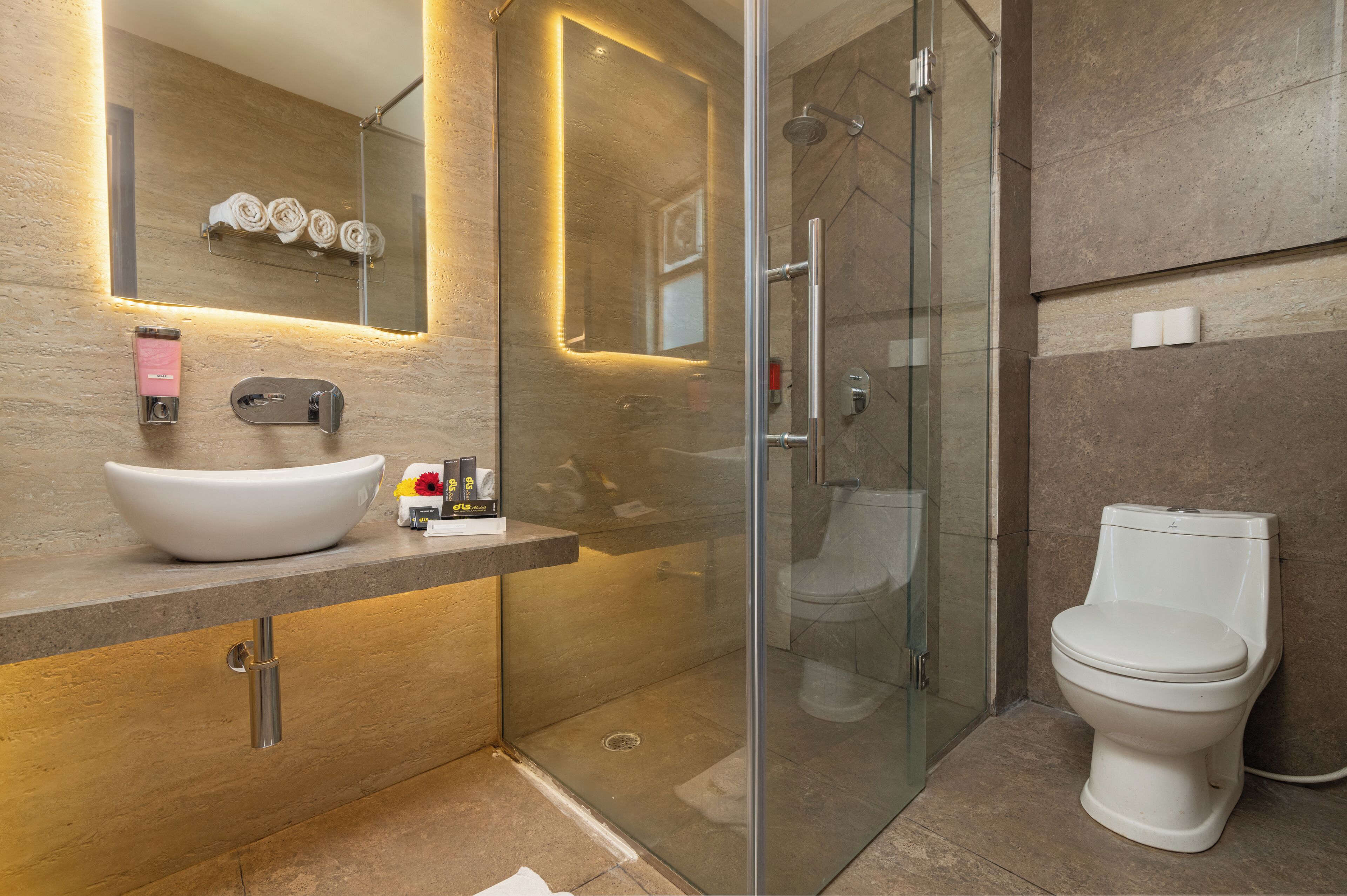 Deluxe-Zimmer | Badezimmer | Kostenlose Toilettenartikel, Hausschuhe