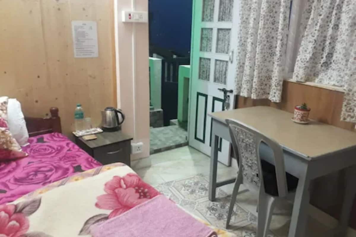 Escritorio, wifi gratis y ropa de cama