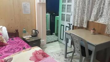 Habitación individual Deluxe | Escritorio, wifi gratis y ropa de cama