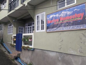 Front of property - Goroomgo Smriya Homestay Darjeeling (Darjeeling)