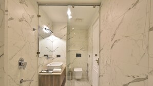Deluxe Room | Bathroom | Slippers - CLARET INN BY DLS HOTELS (Dalhousie)