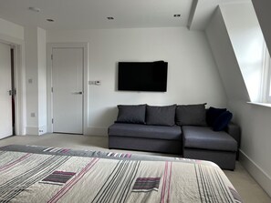 3 عدّة غرف نوم ومكواة/لوح كي وواي فاي وملاءات أسرّة