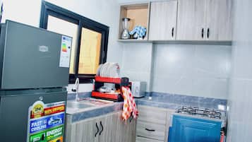 Fridge, microwave, blender, cookware/dishes/utensils