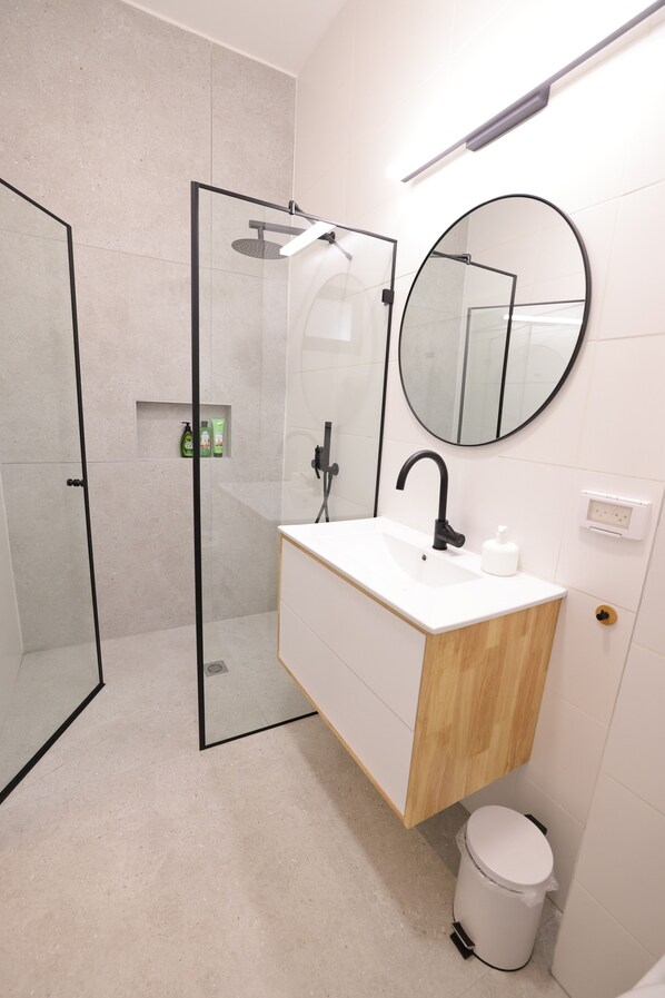 Douche, serviettes fournies, savon, shampooing