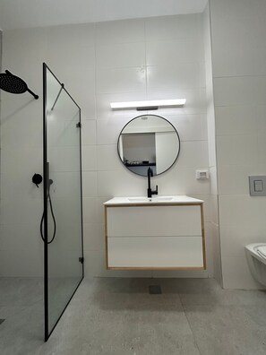 Douche, serviettes fournies, savon, shampooing
