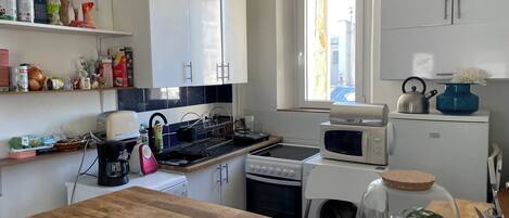 Kühlschrank, Mikrowelle, Ofen, Herdplatte