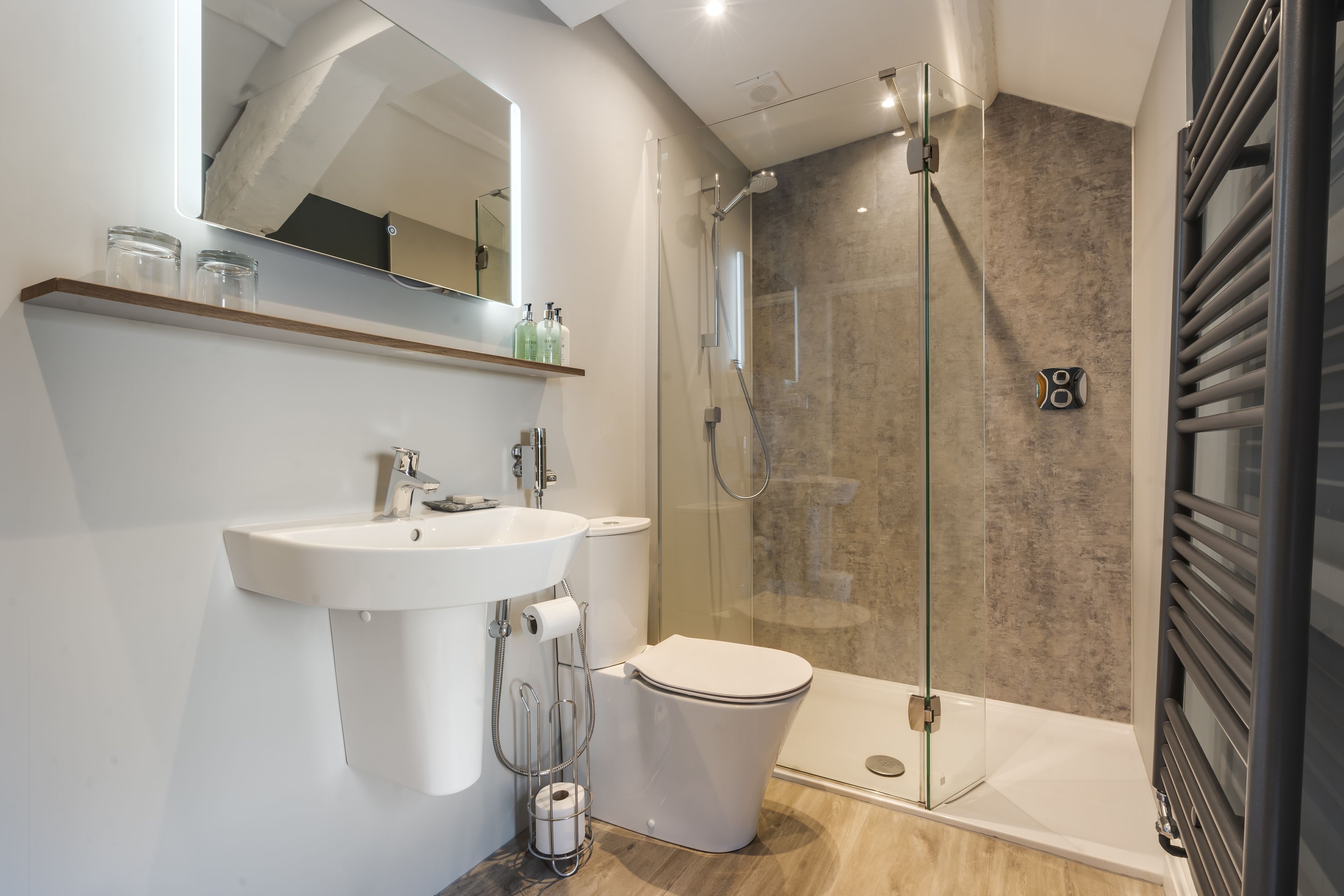 Combined shower/bathtub, hair dryer, towels