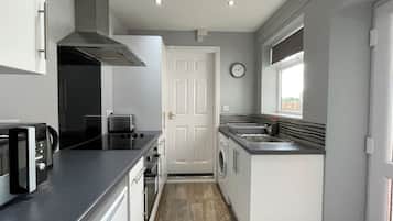 Basic Apartment | Private kitchen | Fridge, microwave, oven, electric kettle