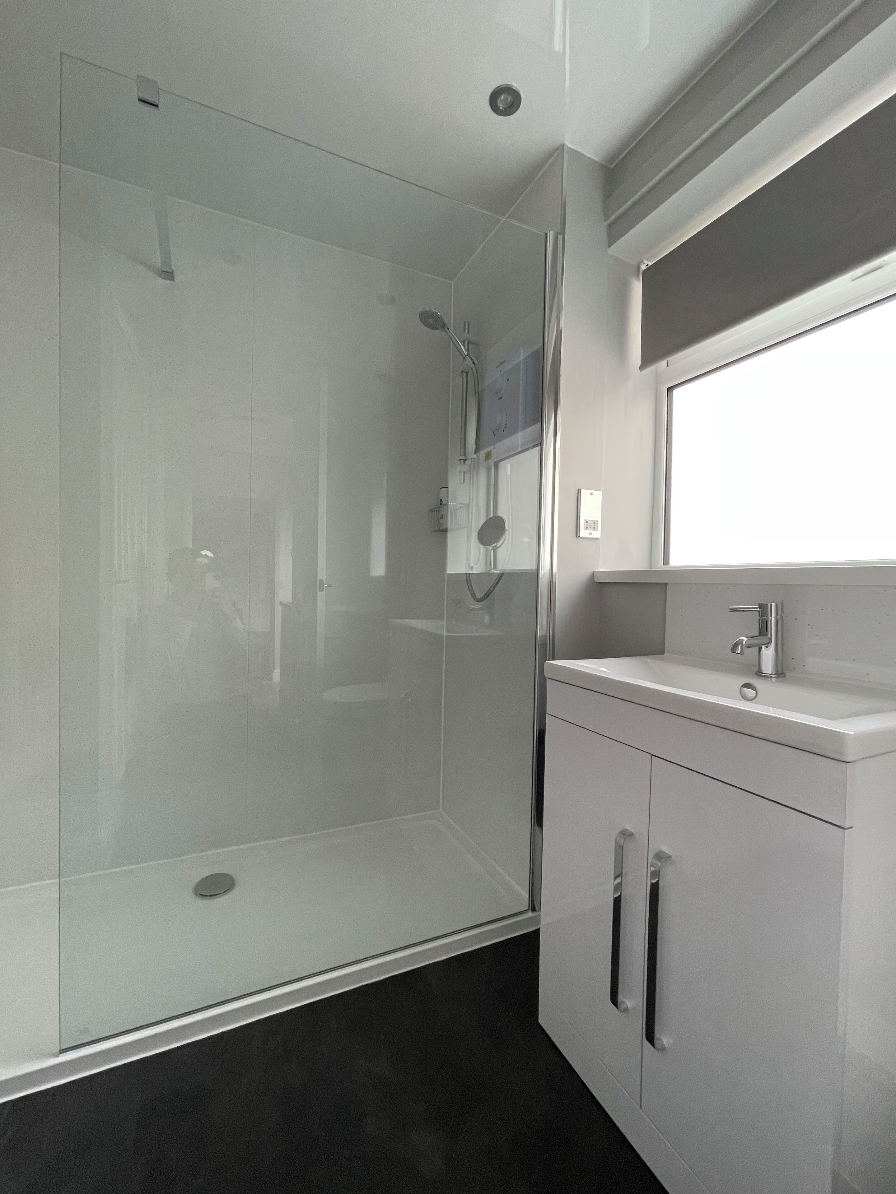 Basic Apartment | Bathroom | Shower, rainfall showerhead, hair dryer, towels