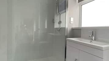 Basic Apartment | Bathroom | Shower, rainfall showerhead, hair dryer, towels
