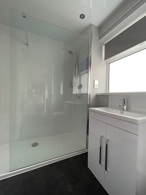 基本公寓 | 浴室 | 淋浴設備、雨淋花灑、風筒、提供毛巾