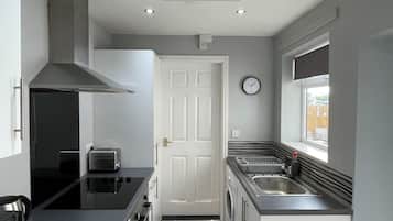 Basic Apartment | Private kitchen | Fridge, microwave, oven, electric kettle
