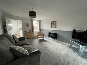 Apartemen Basic | Area keluarga | Televisi LCD 40-inci dengan saluran TV kabel