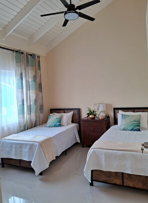 2 habitaciones, escritorio y tabla de planchar con plancha 