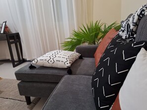 Smart-tv, dvd-spelare, böcker och datorskärmar