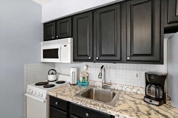 Kühlschrank, Mikrowelle, Ofen, Herdplatte