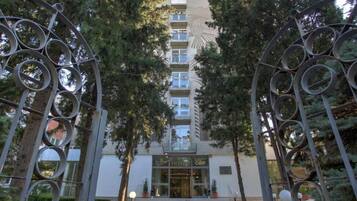 Vista frontal de la propiedad