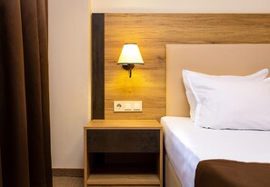 Habitación individual | Baño | Regadera, amenidades de baño gratuitas, toallas 