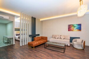 Superior Dört Kişilik Oda | Frette Italian çarşaf takımı, kaliteli yatak takımı, minibar, masa 