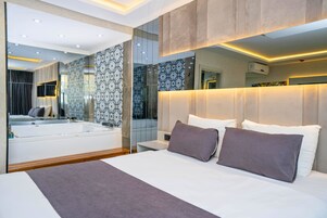 Luxury Oda | Frette Italian çarşaf takımı, kaliteli yatak takımı, minibar, masa 