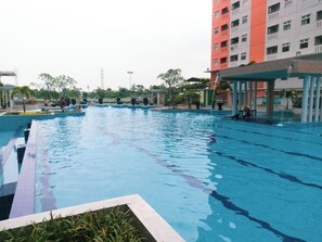 2 outdoor pools