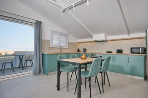 Jääkaappi, mikroaaltouuni, uuni, kahvin-/teenkeitin
