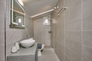Douche, sĂšche-cheveux, serviettes fournies, savon