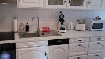 Kühlschrank, Mikrowelle, Ofen, Herdplatte