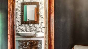 Double or Twin Room | Desk, individually decorated, individually furnished
