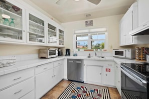 House, Multiple Beds, Pool Access, Mountain View (Mesquite Escape) | Private kitchen | Fridge, microwave, oven, stovetop