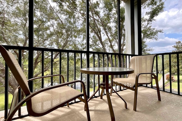 คอนโด, หลายเตียง, ใช้สระว่ายน้ำได้, วิวสวน (Mickey's Terrace at Bahama Bay) | รับประทานอาหารกลางแจ้ง