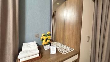 Habitación doble Deluxe, balcón | Guardarropa