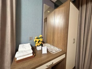 Habitación doble Deluxe, balcón | Guardarropa