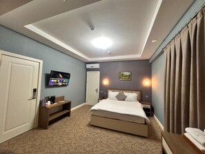 Deluxe Double Room | Minibar, in-room safe, desk, laptop workspace