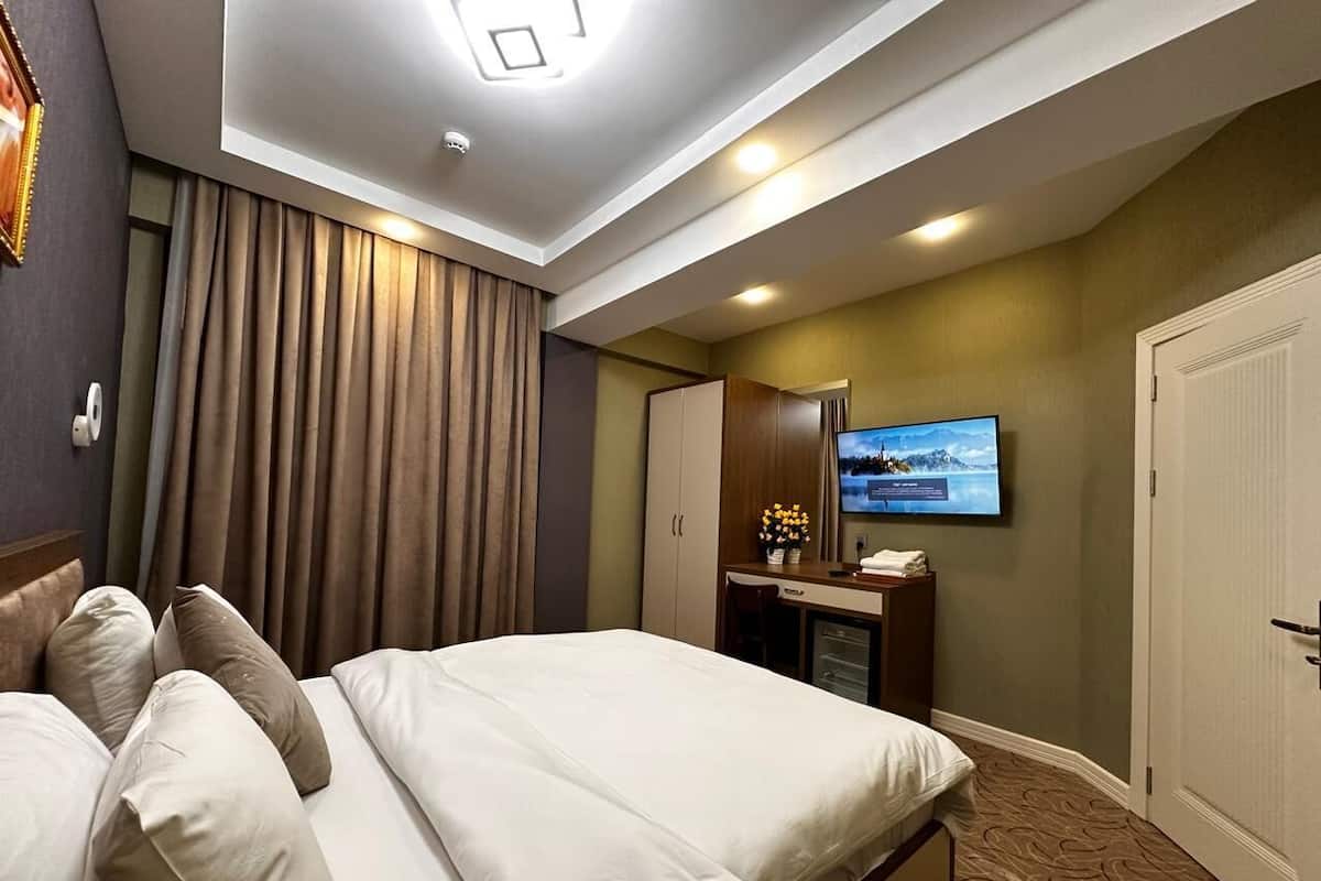Family Suite | 1 bedroom, minibar, in-room safe, desk