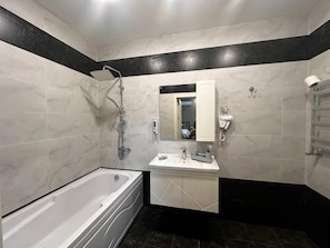 Executive Quadruple Room | Bathroom