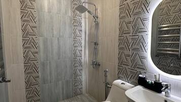 Shower, rainfall showerhead, free toiletries, hair dryer