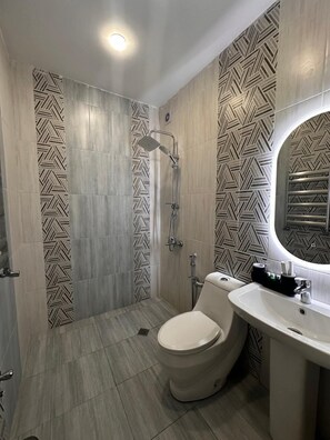 Shower, rainfall showerhead, free toiletries, hair dryer