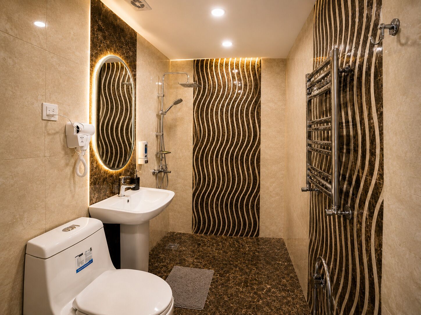 Baño con inodoro, lavabo y cabina de ducha.