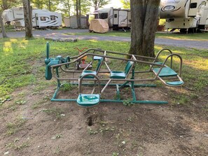 Children’s area - Très beau terrain de Camping, SDD Camping  Lot 24b  (Clarence-Rockland)