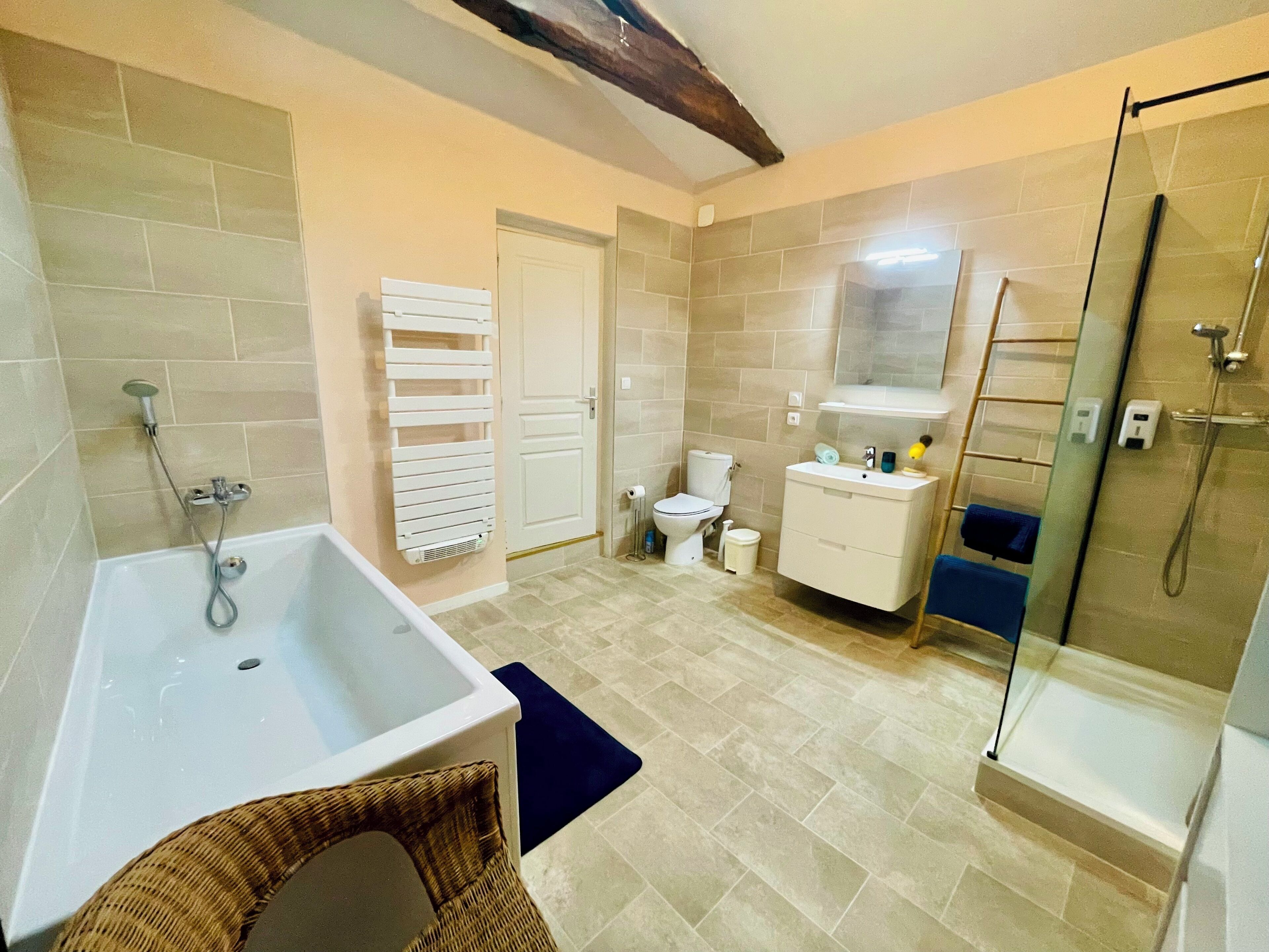 Amenidades de baño ecológicas, secadora de cabello, toallas, jabón 