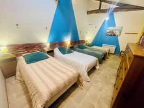 3 slaapkamers, een bureau, een strijkplank/strijkijzer, reisbedje