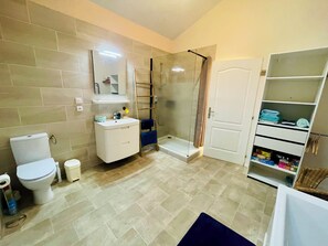 Miljövänliga toalettartiklar, hårtork, handdukar och tvål