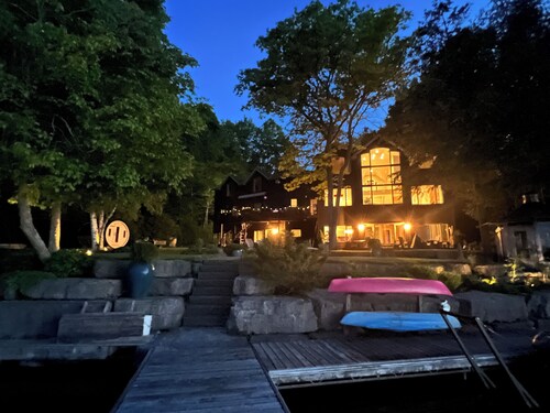 Magnificent Executive Lake House on White Lake